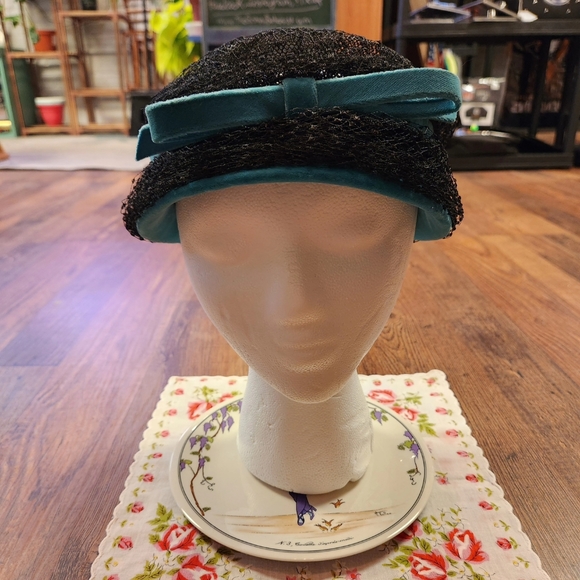 💙Vintage 1950s Black/Blue Pillbox Hat👒 - Picture 1 of 9